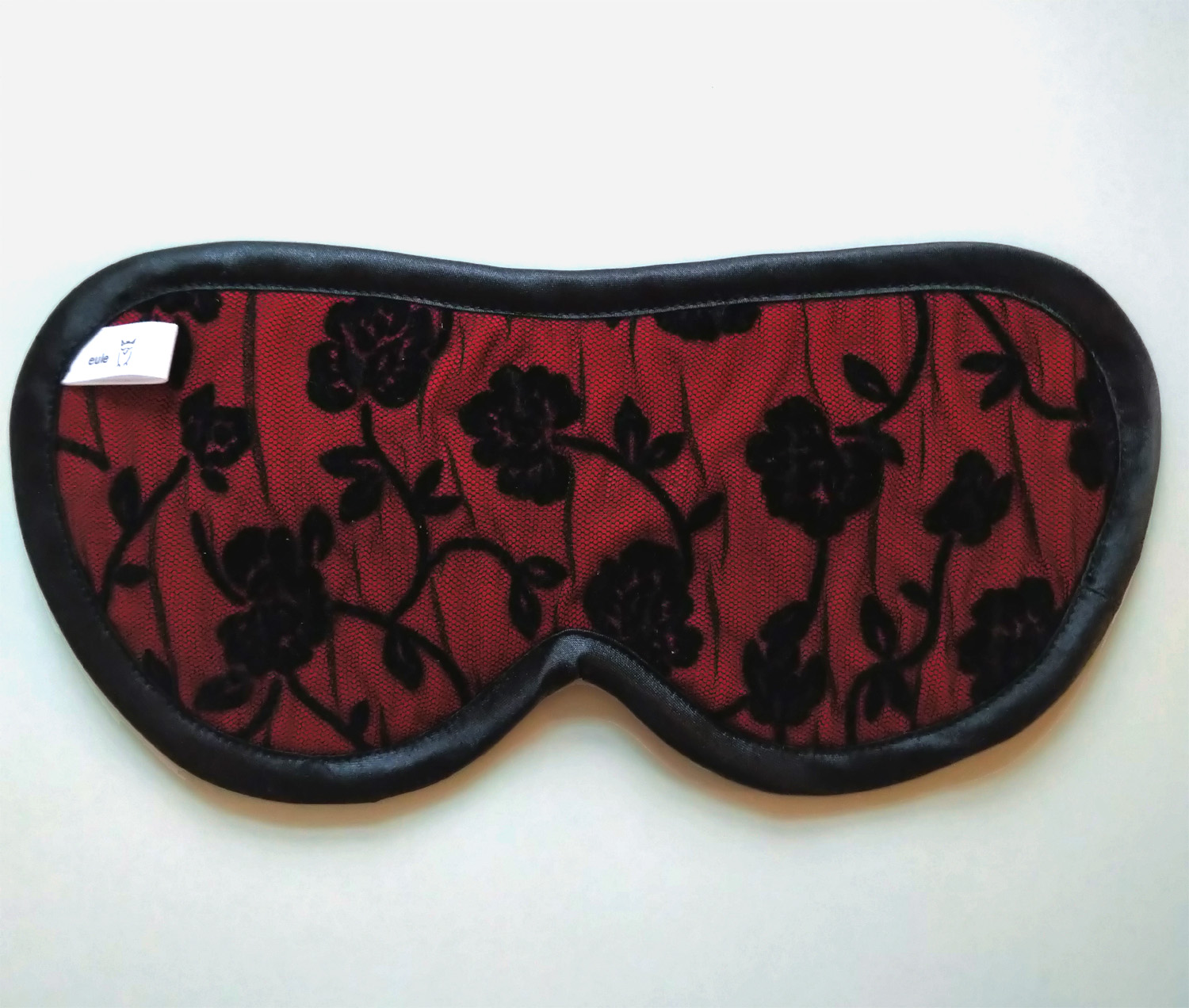schlafbrille aus roter seide mit schwarzem overlay