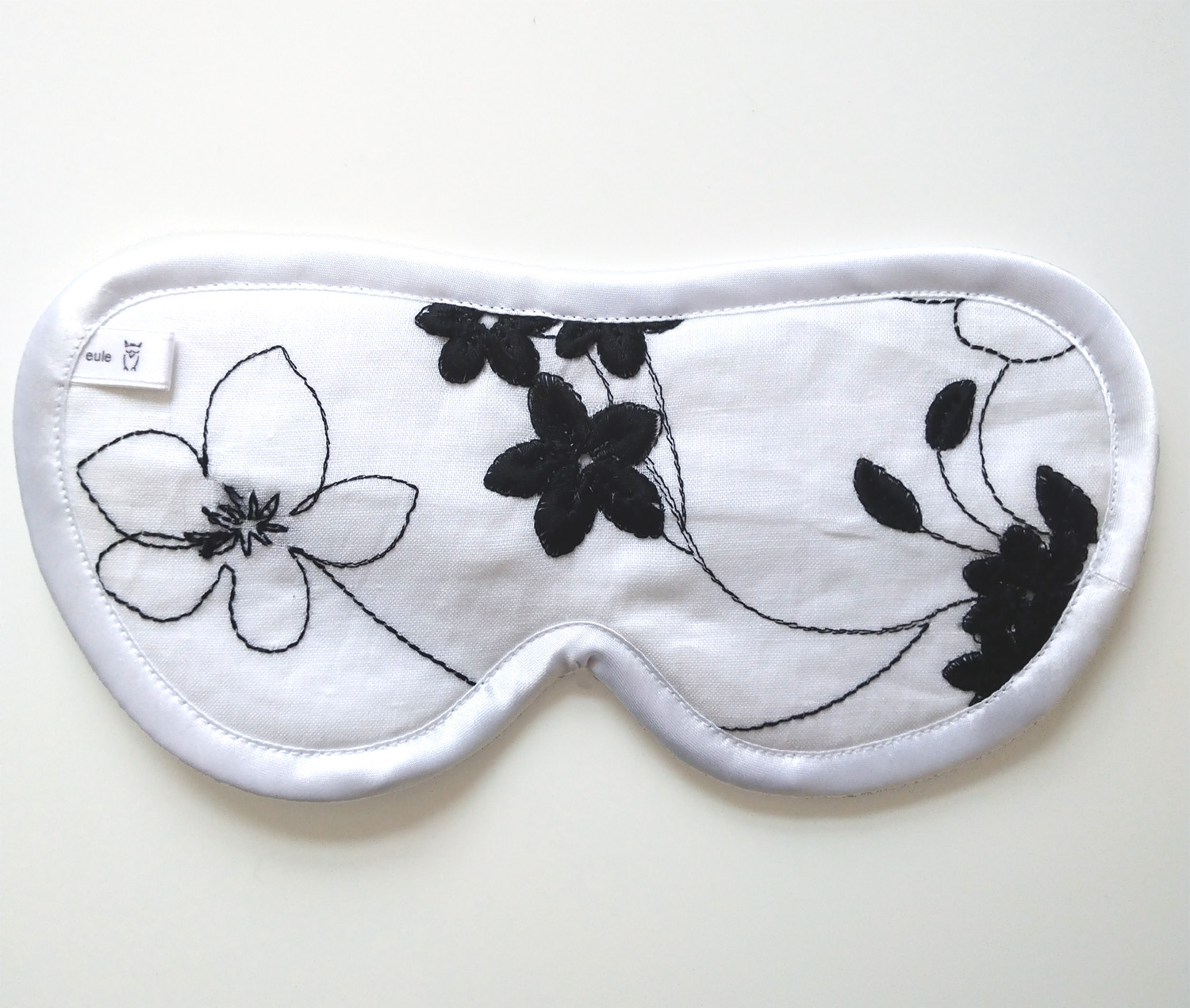 schlafbrille mit blüten schwarz weiss