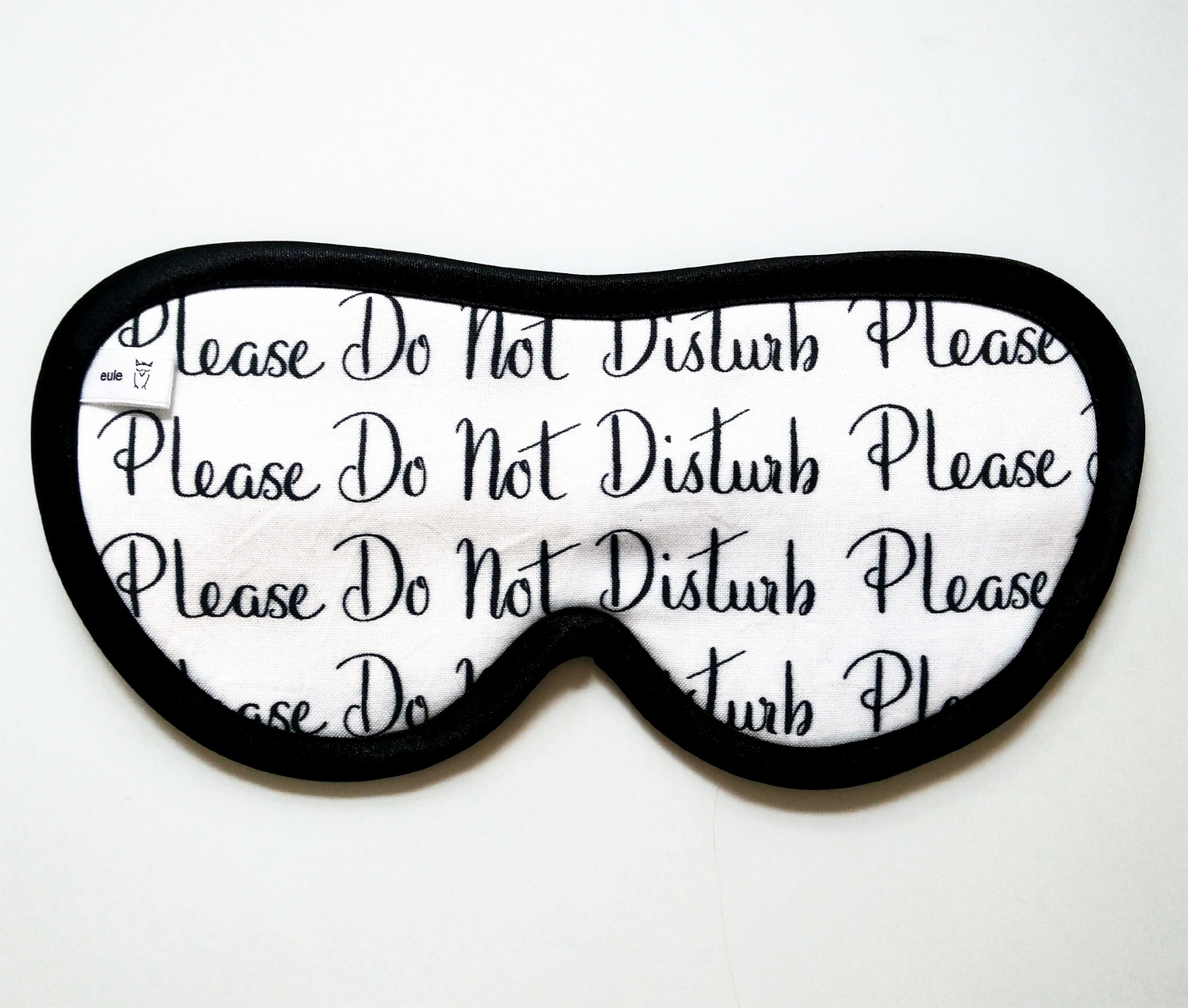 schlafbrille mit schriftzeichen do not disturb